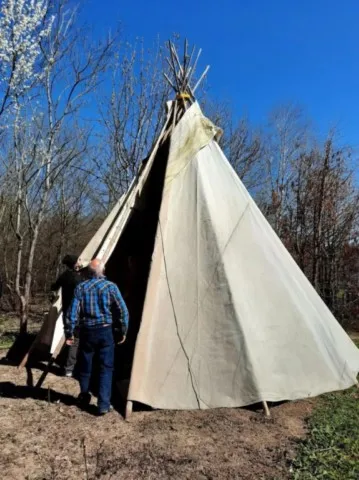 Montage des tipis chez grand ours chaman