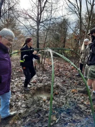 Construction hutte de sudation grand ours chaman