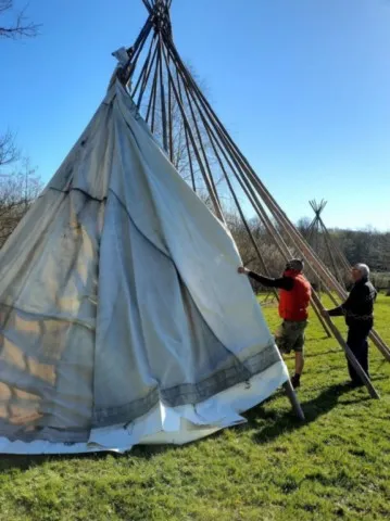 Montage des tipis chez grand ours chaman