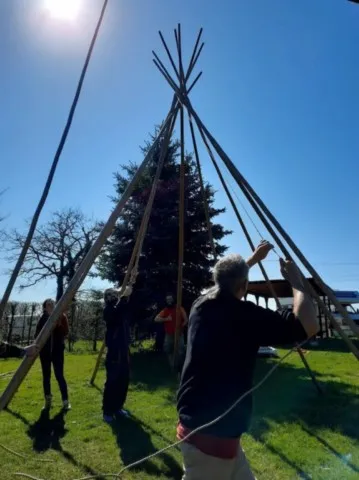 Montage des tipis chez grand ours chaman