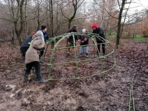 Construction hutte de sudation grand ours chaman