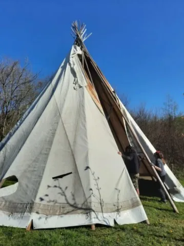 Montage des tipis chez grand ours chaman