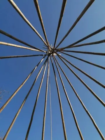 Montage des tipis chez grand ours chaman