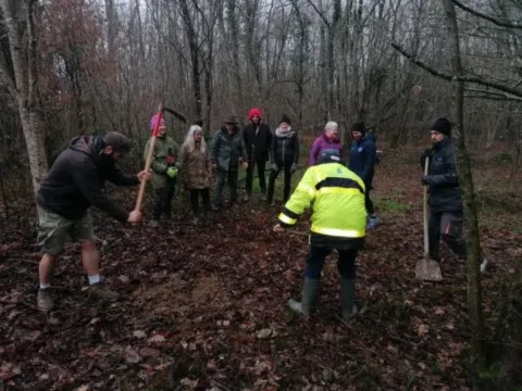 Construction hutte de sudation grand ours chaman