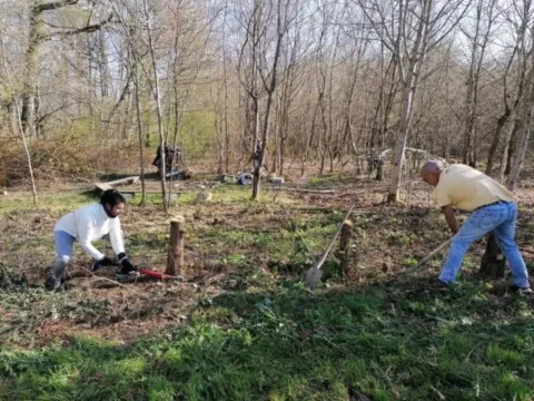 Montage des tipis chez grand ours chaman